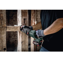 Een persoon zaagt een houten plank met een Metabo reciprozaag.