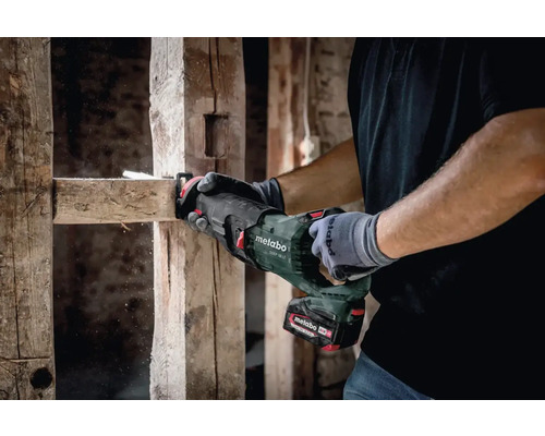 Een persoon zaagt een houten plank met een Metabo reciprozaag.