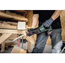 Ambachtsman zaagt hout met een Metabo accusabelzaag.