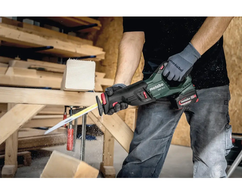 Ambachtsman zaagt hout met een Metabo accusabelzaag.