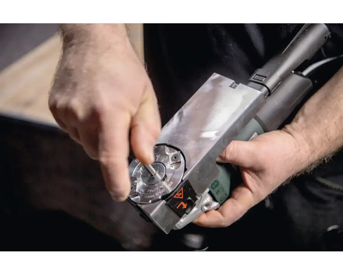 Een persoon stelt een kantenfreesmachine af.