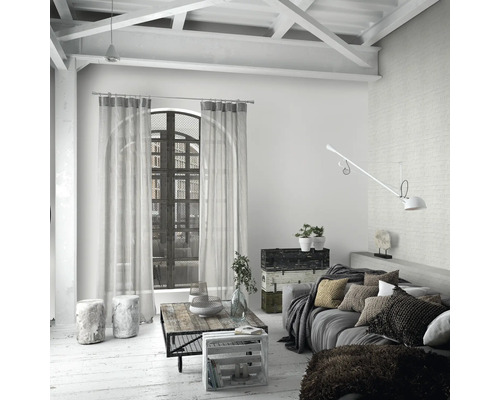Woonkamer in loftstijl met bank, salontafel en gordijnen