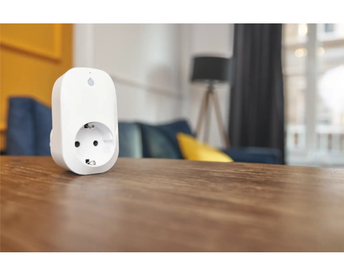 Slimme stekkerdoos voor binnenshuis op een houten tafel