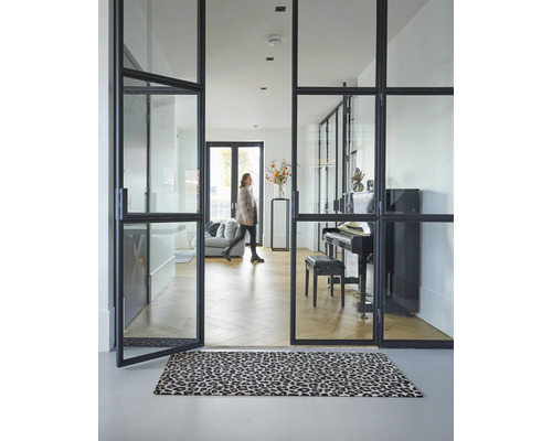 Lichte kamer met glazen deuren en dierlijk printtapijt