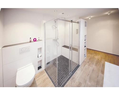 Lichte badkamer met douche, toilet en rekken