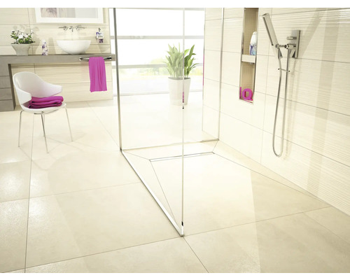 Lichte badkamer met douche, wastafel en zitgelegenheid