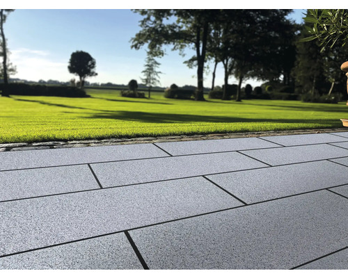 Buitengebied met straatstenen en gazon