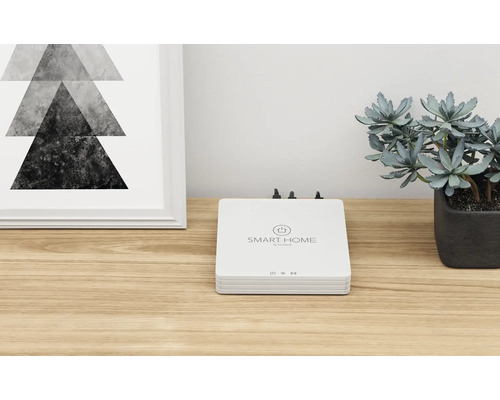 Smart Home centrale op een tafel met decoratie