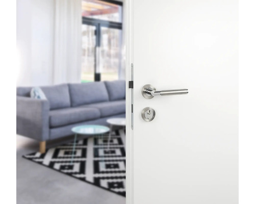 Openstaande witte binnendeur met beslag voor woonkamer