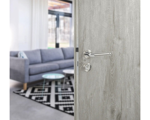 Houten kamerdeur met deurklink in de woonkamer