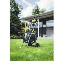 Tuinslangwagen met tuinslang op gazon voor een huis