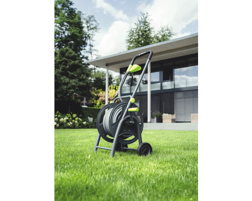 Tuinslangwagen met tuinslang op gazon voor een huis