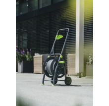 Tuinslangwagen met slang op een terras
