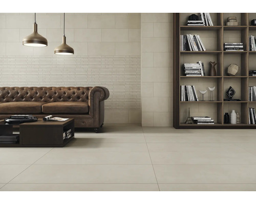 Woonkamer met bank, tafel, boekenkast en vloertegels