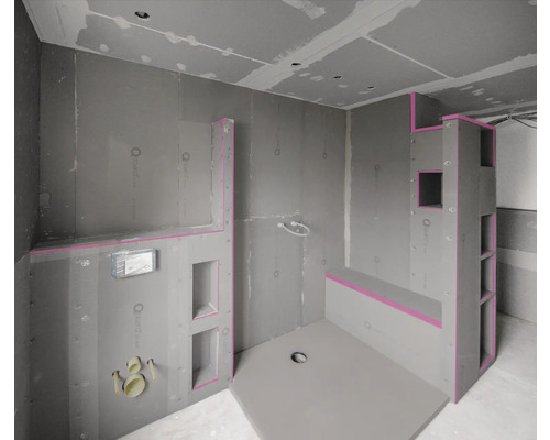 Badkamer in ruwbouw met douchegedeelte, wandinstallatie en schappen