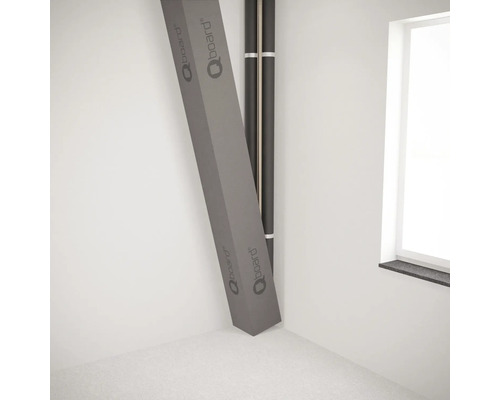 Bouwplaat in kamer naast verwarmingsbuizen en raam