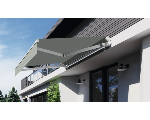 Uitschuifbare luifel aan het huis om het terras te beschermen tegen de zon