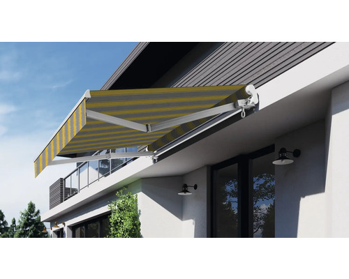 Uitgeschoven knikarmscherm met gestreepte luifelstof aan het huis