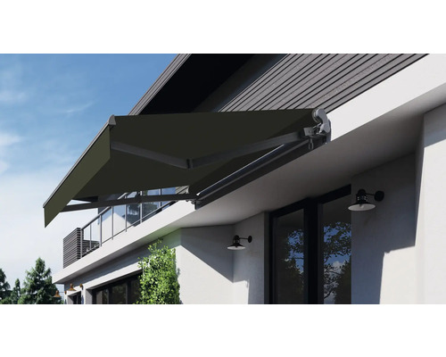 Gevel met uitgeschoven knikarmscherm voor schaduw