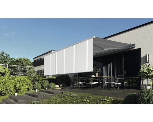 Terras met zonnescherm en zijbescherming voor privacy en zonwering.