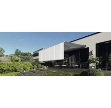 Terras met zonnescherm en tuinmeubelen voor een modern huis