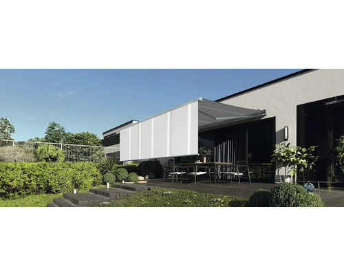 Terras met zonnescherm en tuinmeubelen voor een modern huis