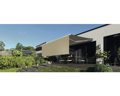 Terras met uitgeschoven knikarmscherm aan het huis