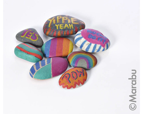 Beschilderde stenen met diverse patronen en opschriften.