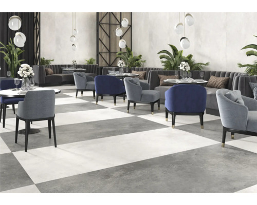 Restaurant met fauteuils, tafels en dambordpatroon tegels