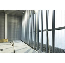 Interieur van een ruimte met metalen frameconstructie en isolatiemateriaal.