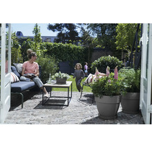 Scene van een tuin met tuinmeubilair, plantenbakken en spelende kinderen