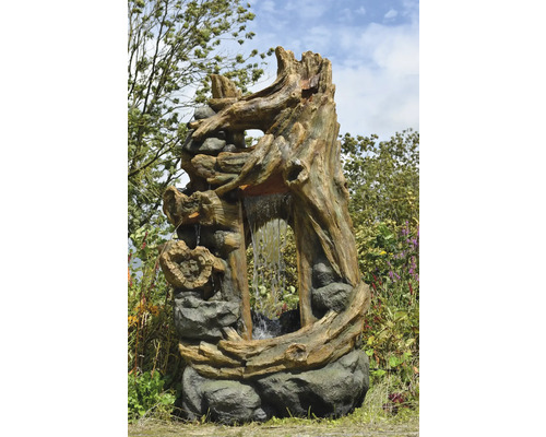 Tuinfontein met waterval in boomstamoptiek