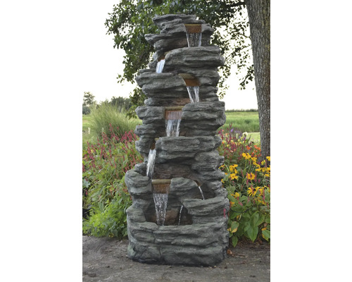 Getrapte sierfontein met steenlook en waterspel voor de tuin