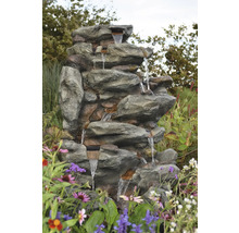 Tuinfontein met steenlook en watercascades in een bloembed