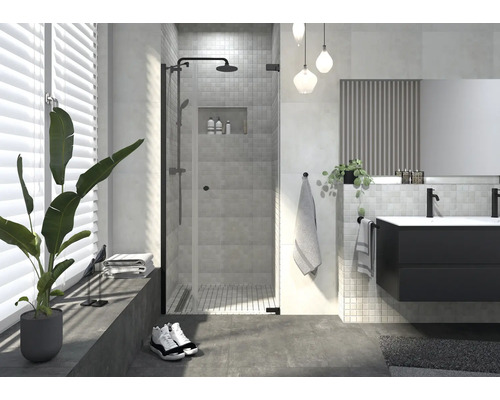 Moderne badkamer met douche, wastafel en decoraties