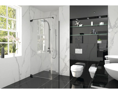 Lichte badkamer met douche, wastafel en toilet