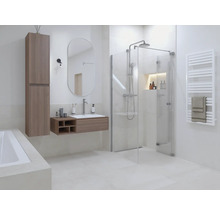 Lichte badkamer met douche, wastafel, spiegel en radiator