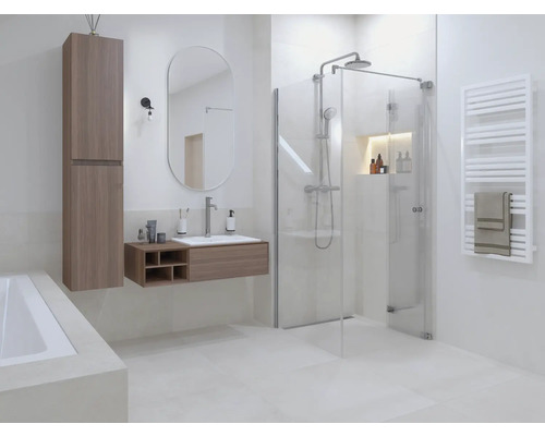 Lichte badkamer met douche, wastafel, spiegel en radiator