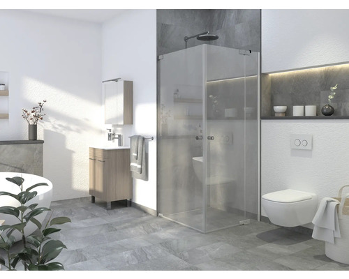 Lichte badkamer met douche, wastafel, toilet en tegels