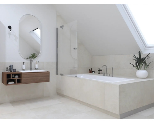 Lichte badkamer met bad, wastafel, spiegel en dakraam