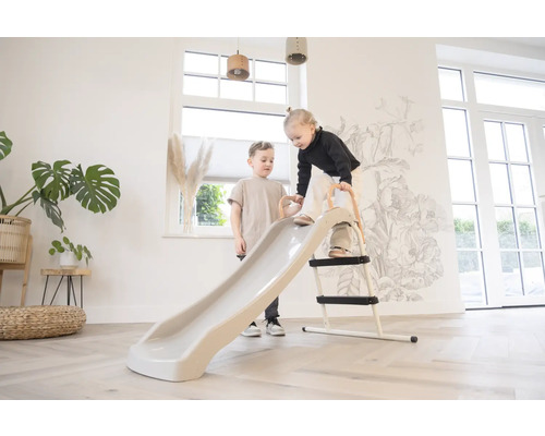 Kinderrutsche im Innenraum met twee kindern