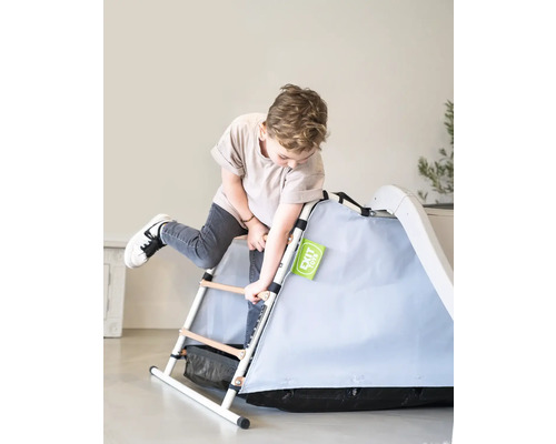 Jongen klimt op een EXIT Toys speeltoestel met glijbaan en ladder