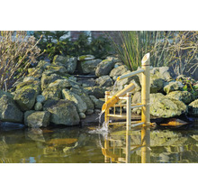 Bamboe fontein in de tuinvijver met waterval