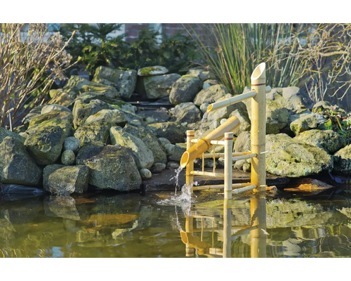 Bamboe fontein in de tuinvijver met waterval
