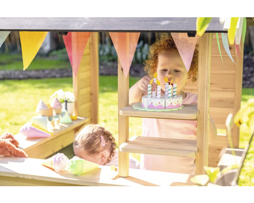 Kinderen spelen in een houten speelgoedwinkel met speelgoedeten en een slinger.