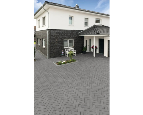 Eengezinswoning met straatstenen in visgraatmotief