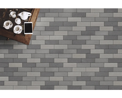 Bestrating met theeservies en tablet op tafel