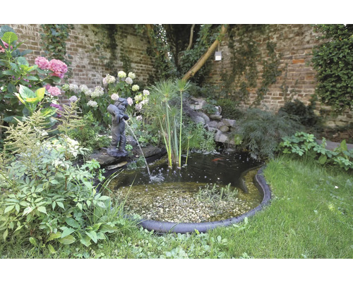Tuinlandschap met vijver, standbeeld van een jongen met een kruik en diverse planten