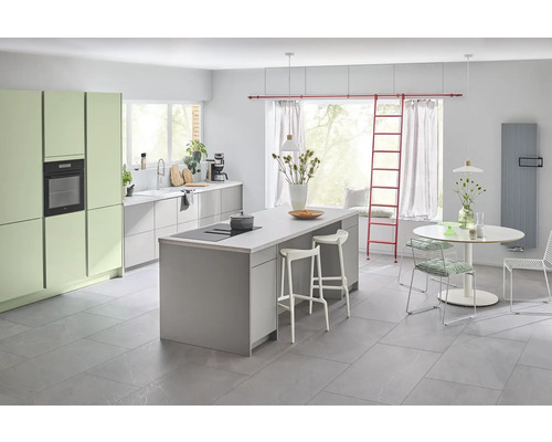 Lichte, moderne keuken met kookeiland, eettafel en stoelen.