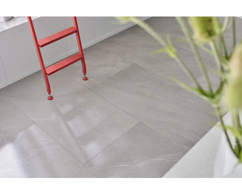 Lichte ruimte met vloertegels in steenlook en rode ladder